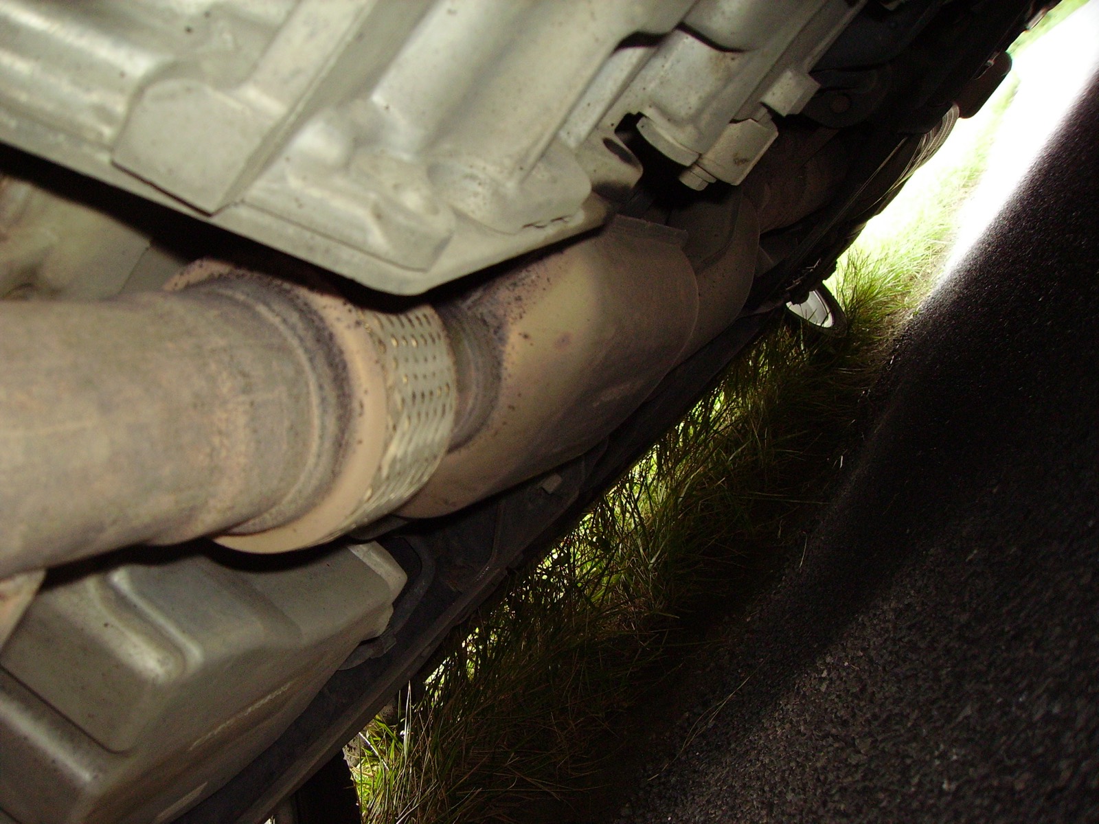 Catalytic converter and exhaust piping beneath a Saab 9-5